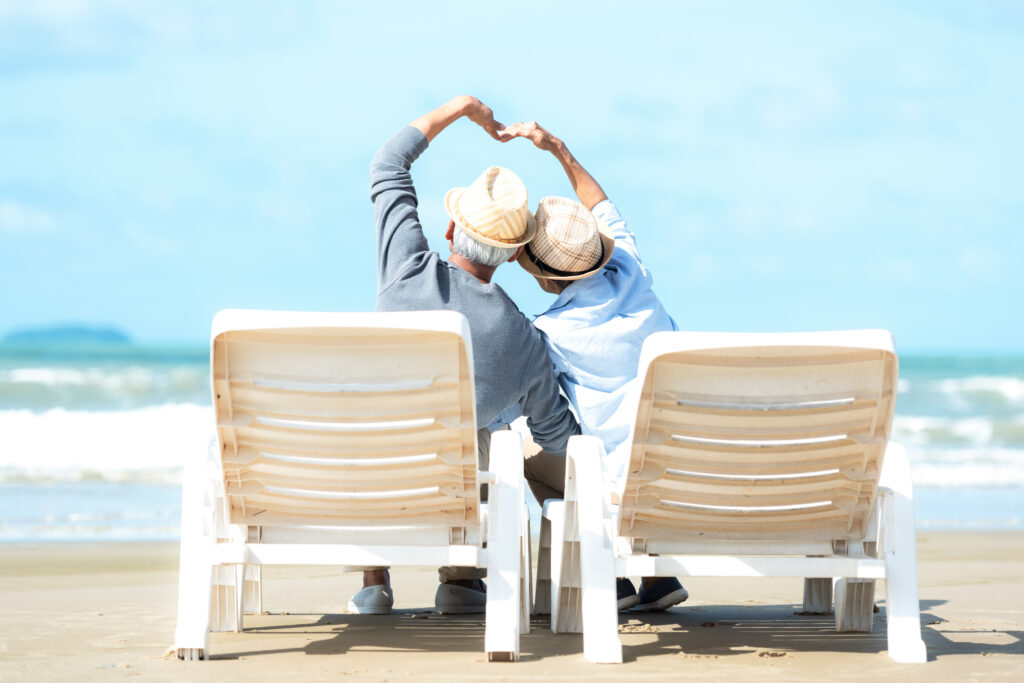 海辺で久しぶりのデートを楽しむ二人