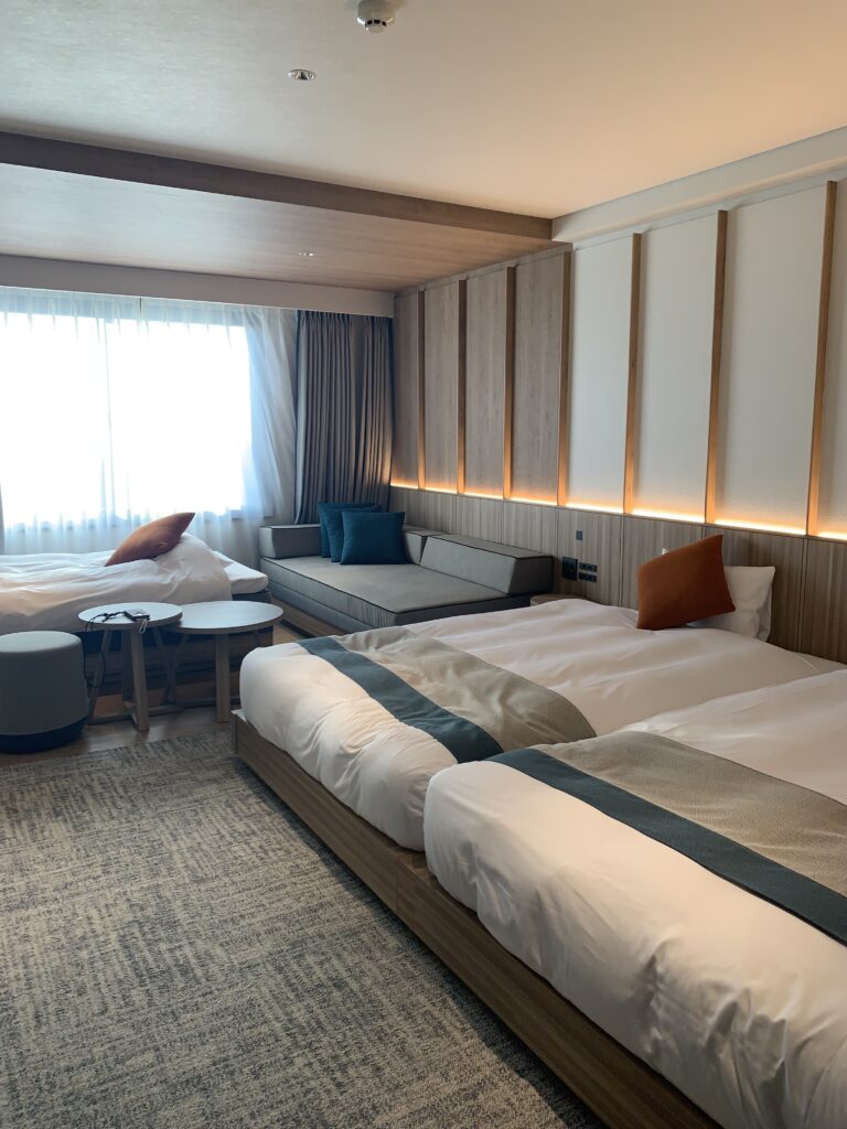 ザ・パルス霧島の東館、スーペリアツインのお部屋。ベッドが２つとソファーベット１つがある。