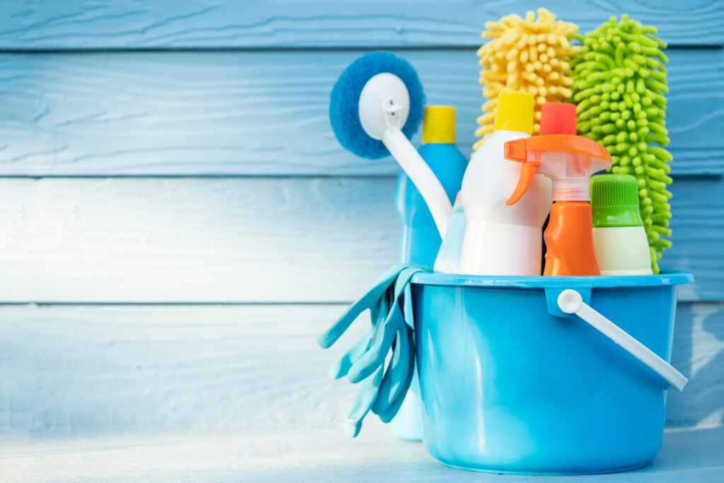 バケツやブラシなど、掃除道具が置かれている。