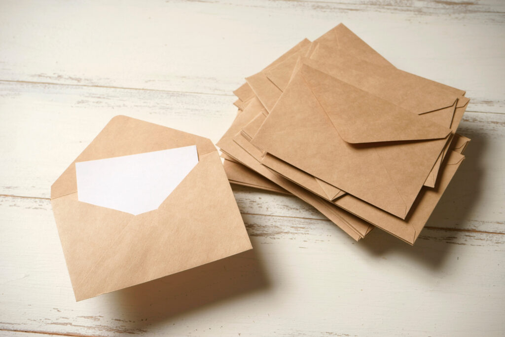机の上に置かれた大量の封筒と手紙。