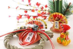 日本の正月。しめ縄、梅、門松