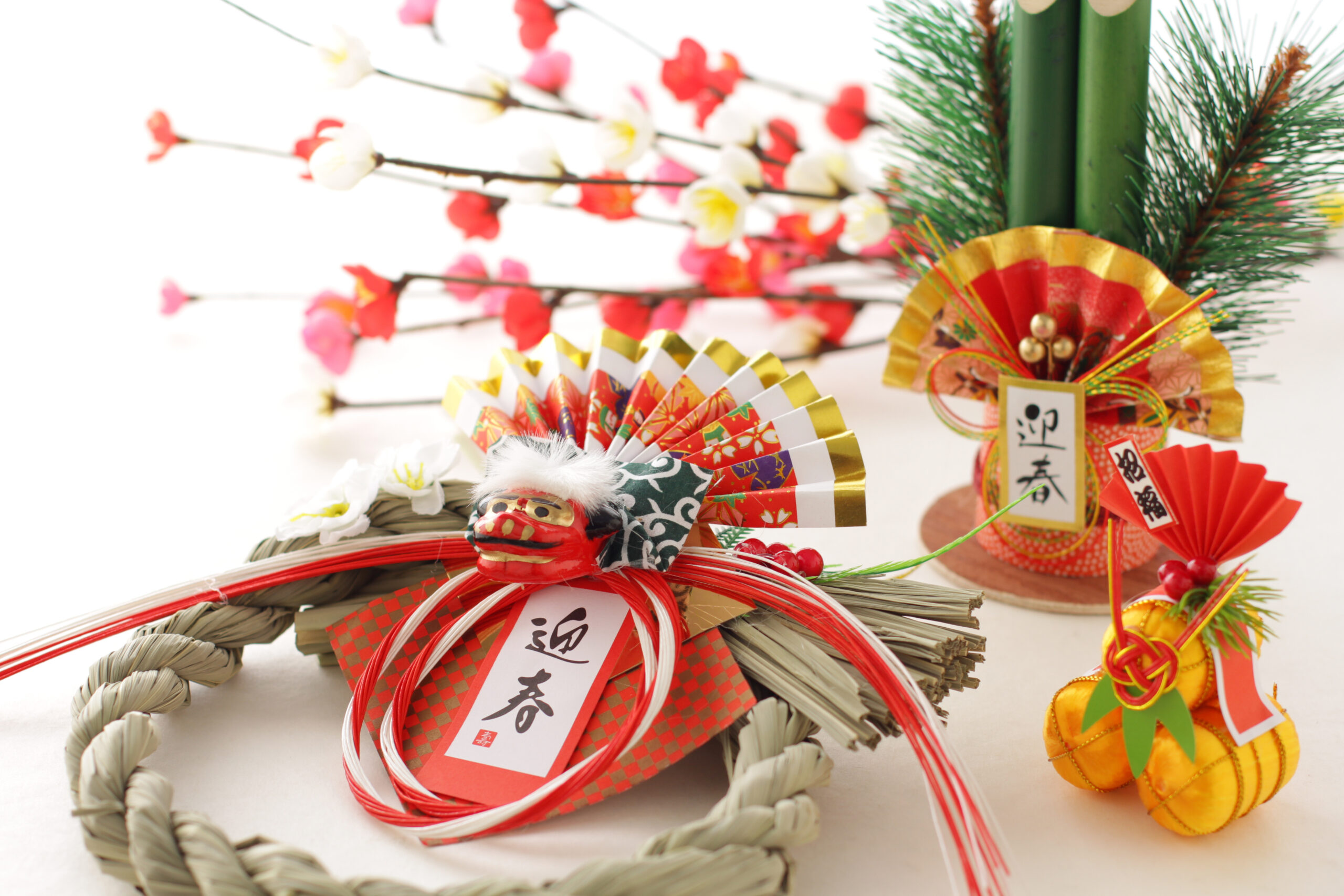 日本の正月。しめ縄、梅、門松