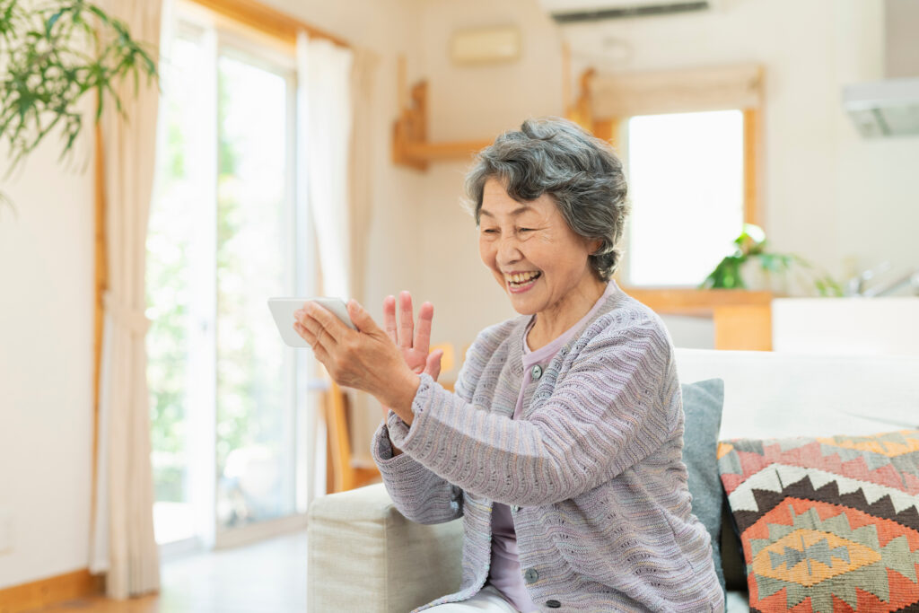 家族と電話するシニア。