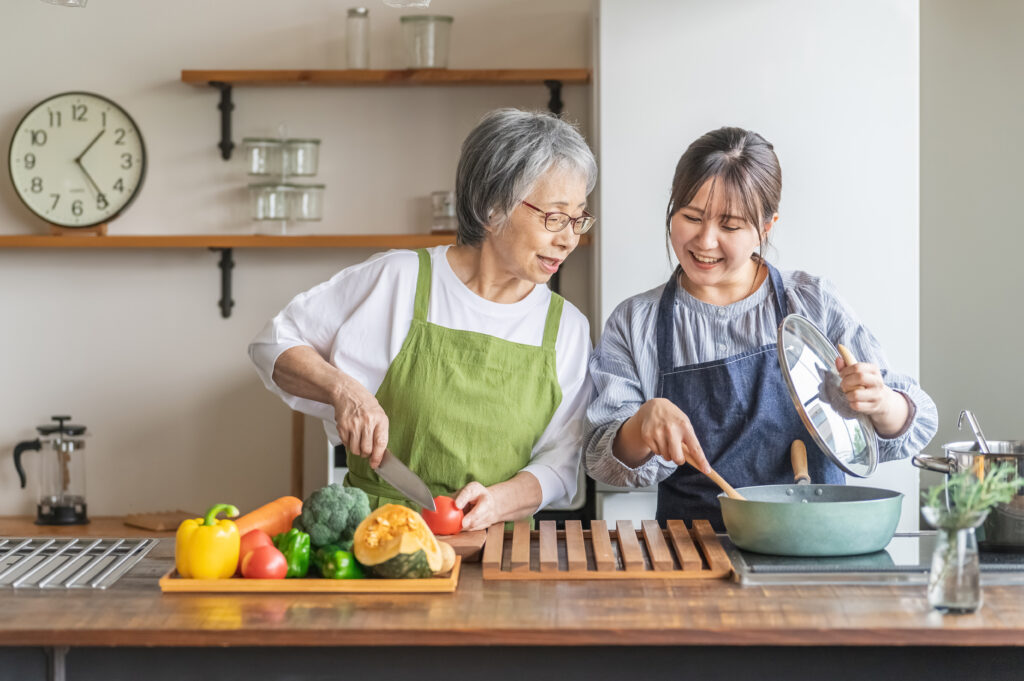 高齢の母と娘　台所　キッチン　料理　クッキング