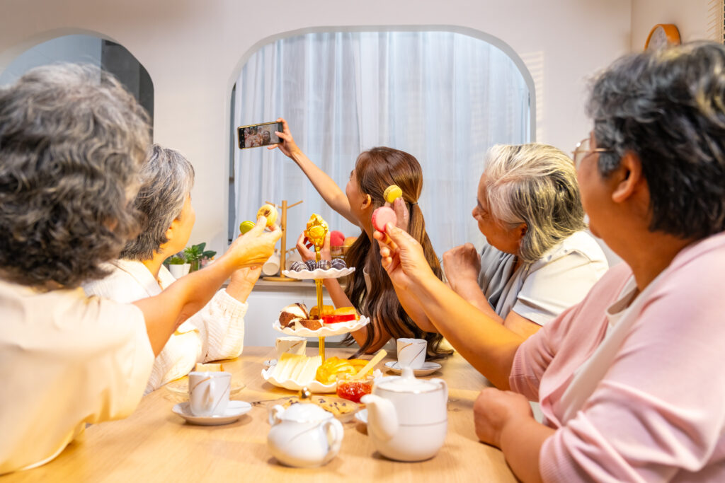 楽しそうに低糖質スイーツを食べる高齢女性たちの画像